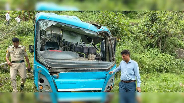 হিমাচলে ভয়াবহ দুর্ঘটনা ! খাদে পড়ে গেল বাস ।