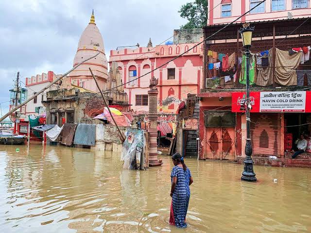 ভয়াবহ বন্যা কাশীতে!  বৃষ্টিতে শুরু হয়েছে  মৃত্যুমিছিল