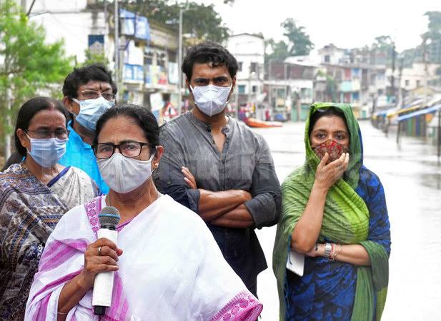 ঘাটালে নৌকায় চেপে হাসপাতালে পৌঁছালো হবু  মা। দেখা করলেন মমতা।