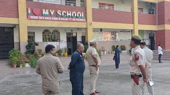 মুখ্যমন্ত্রীর উপর হামলার  পাশাপাশি একই দিনে ৫০ স্কুলে বম্ব মেরে উড়িয়ে দেওয়ার হুমকি দিল্লিতে